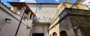 奥维多Camere Urbevetus的两栋建筑之间的小巷,建筑设有阳台