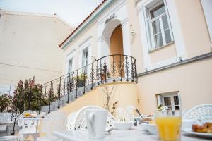 安德罗斯Archontiko Eleni Hotel的餐桌,带食物和橙汁盘