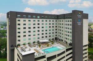 休斯顿Hyatt Place Houston Medical Center的享有酒店游泳池的景色