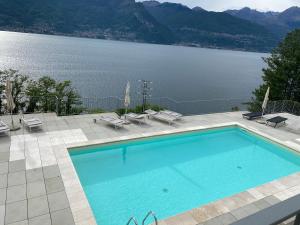 Dorio博吉奥二号公寓式酒店的享有湖景的游泳池