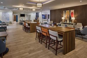 查尔斯顿Holiday Inn Express & Suites Charleston DWTN -Westedge, an IHG Hotel的餐厅设有一张大型木桌和椅子