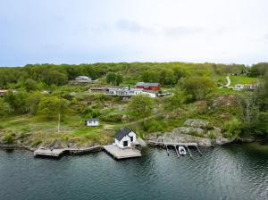 NösundExclusive house with private boathouse的水面上岛上房屋的空中景观