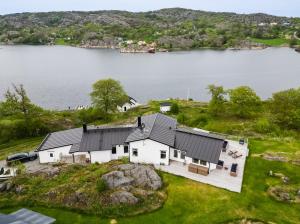 NösundExclusive house with private boathouse的湖岸房屋的空中景观