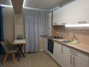 克卢日-纳波卡Pandora Central Apartment的厨房配有桌子、水槽和台面