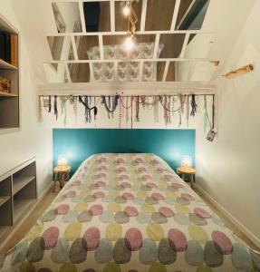斯帕Gîte "Au Fourneau"的一间卧室配有一张床和两张桌子