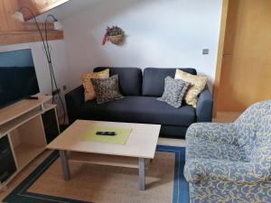 翁肯瑞吉尔古特酒店的带沙发和咖啡桌的客厅