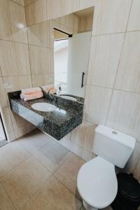 Mauá da SerraRECANTO DA SERRA的浴室配有白色卫生间和盥洗盆。