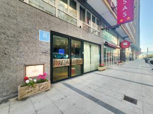 桑坦德Hotel Faranda Express Alisas Santander的人行道上花朵满街的建筑