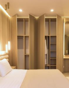 阿克托比阿姆斯特达姆阿克托贝酒店的一间卧室配有一张床和一个衣柜