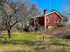 DalaröHoliday home DALARÖ II的山顶上的一个红色房子