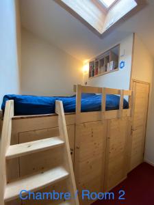 夏蒙尼-勃朗峰Le Petit Cham的一间卧室配有一张蓝色床垫的双层床