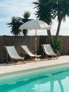 纳扎雷Quinta Amarela的游泳池旁的2把躺椅和遮阳伞