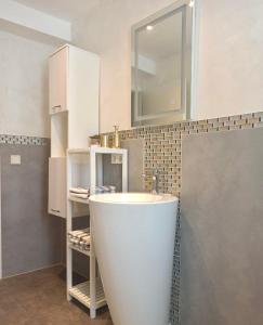 艾森纳赫Ferienwohnung Appartamento Da Vinci的浴室设有白色水槽和镜子