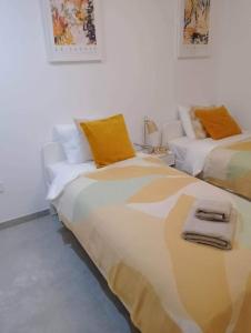 格兰阿利坎特Gran Apartment-Iconic Sea View的一间卧室配有两张带毛巾的床