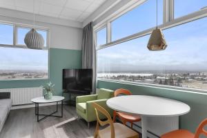 雷克雅未克Icelandic Apartments by Heimaleiga的带沙发、桌子和电视的客厅