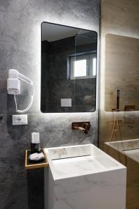 伏罗拉Hotel PortSide GF的一间带水槽和大镜子的浴室