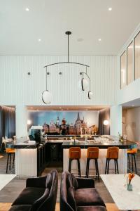 根特Residence Inn Ghent by Marriott的一间带酒吧的客厅和一间厨房