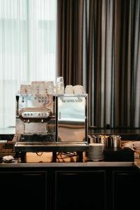 根特Residence Inn Ghent by Marriott的一张桌子、咖啡壶和餐具
