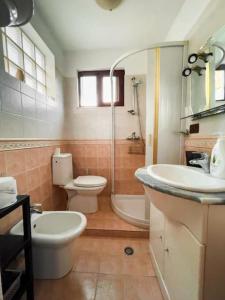 地拉那Vila Kodra的一间带水槽、卫生间和淋浴的浴室