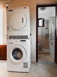 地拉那Vila Kodra的浴室内配有洗衣机和烘干机