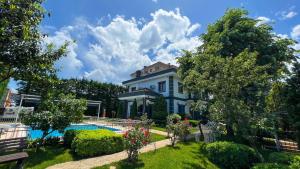 BostancıHeaven White Palace的庭院中带游泳池的房子