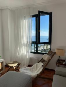 柯米拉斯Bonito dúplex con vistas al mar的带沙发和窗户的客厅