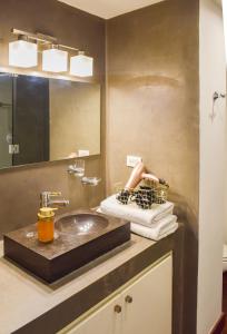 巴拿马城Best location - Luxury and charming loft的一间带水槽和镜子的浴室