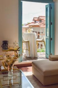 巴拿马城Best location - Luxury and charming loft的客厅配有桌子和沙发
