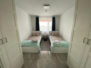 汉诺威Luxus Wohnung & Apartment nähe Hannover & Messe的小房间设有两张床和窗户