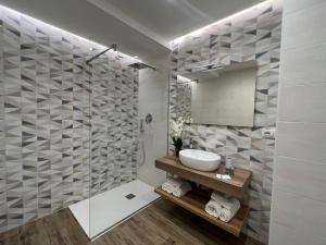 梵蒂冈角SUNSEA - Enjoy Your Family的浴室配有盥洗盆和带镜子的淋浴