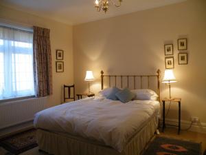 布罗肯赫斯特布罗德兰德斯盖特住宿加早餐旅馆的一间卧室配有一张带白色床单的床和一扇窗户。