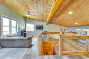 UlyssesPennsylvania Home - Porch, Grill and Foosball Table!的带沙发和木制天花板的客厅