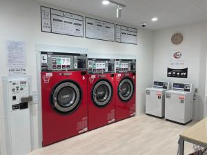 十和田Tennen Onsen Kakenagashi no Yado Hotel Pony Onsen - Vacation STAY 50911v的洗衣房内的4台红色洗衣机
