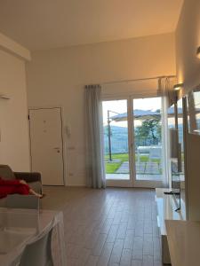 卡梅拉诺Tramonto - Le Grotte Rooms & Apartments的带沙发和大窗户的客厅