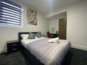 布莱克本Hotel Royal Blackburn的卧室配有一张大白色床和窗户