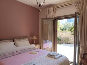 Paralía SergoúlasSeaside retreat house的一间卧室设有一张床和一个滑动玻璃门