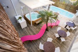 弗洛里亚诺波利斯Bossa Jurerê Hotel的享有甲板上的景致,配有热水浴池和桌子