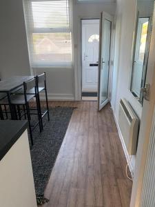 珀利Beautiful-2 bedroom Apartment, 1 bathroom, sleeps 6, in greater london (South Croydon). Provides accommodation with WiFi, 3 minutes Walk from Purley Oak Station and 10mins drive to East Croydon Station的相册照片