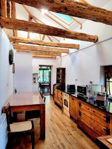 波卢巴库苏斯Joyard - Pensiune & Parc的厨房配有木制橱柜和木桌。