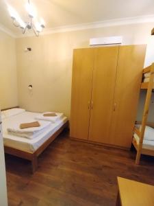 基辅贝洛克里奇旅舍的一间卧室配有两张床和一张双层床。