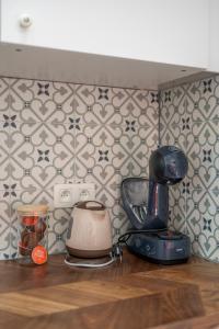 菲尔福尔德Le Petit Riad的厨房柜台配有搅拌机和烤面包机
