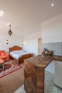 菲尔福尔德Le Petit Riad的一间卧室设有一张床和一间客厅。
