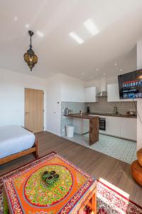 菲尔福尔德Le Petit Riad的一间带床和厨房的客厅