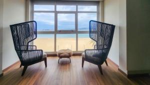佩里洛Hotel Faranda Rías Altas的两把椅子坐在带窗户的房间