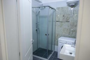 维利波吉Fishta apartments Q5 34的带淋浴、卫生间和盥洗盆的浴室