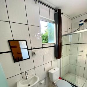 普拉亚多La Casita Hostel PF的一间带卫生间、水槽和窗户的浴室