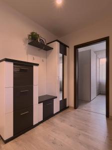 布拉迪斯拉发Elegant Escape apartment I - City Centre的一个空房间,有橱柜和门