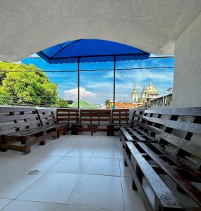 巴兰基亚Hotel Costa Caribe的一组长椅,带大蓝伞