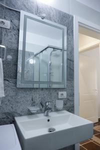 维利波吉Fishta apartments Q5 35的浴室设有白色水槽和镜子