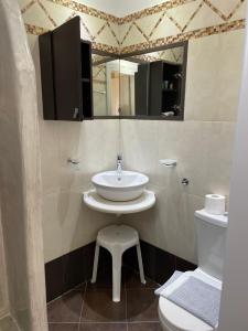 菲罗斯特法尼阿贡纳菲特斯旅馆的一间带水槽和卫生间的浴室